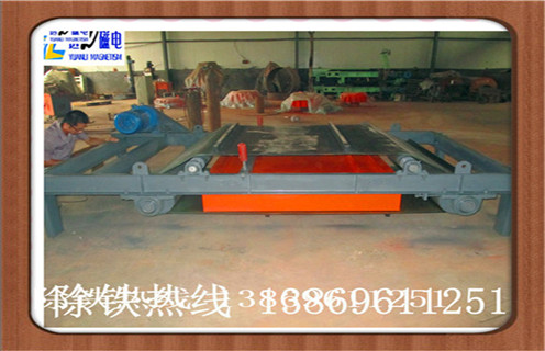 2.強磁除鐵器場強度一般為多少高斯,都有哪些選擇要求:  　　2.1.應根據混合除凈率要求,材料鐵含量情況,現場工作環境等正確選擇的鐵.  　　2.1.1材料層較厚,粒徑較大,應采用超強磁選機;或大或大兩種超選型普通鐵;也可以是多級鐵;多層熨斗應盡可能選擇.熨斗安裝在皮帶機的頭上.  　　2.1.2除了對高純鐵的要求外,還可以采用不同的方式與鐵制設備一起使用,如帶機頭帶有永磁輥,皮帶輸送帶除鐵器用于中間.  　　2.1.3現場環境較嚴重的灰塵,應采用全封閉結構的除鐵器.  　　2.1.4功率容量不足,應選用永磁除鐵器.  　　2.1.5材料含有更多的鐵,應使用傾卸式除鐵器.