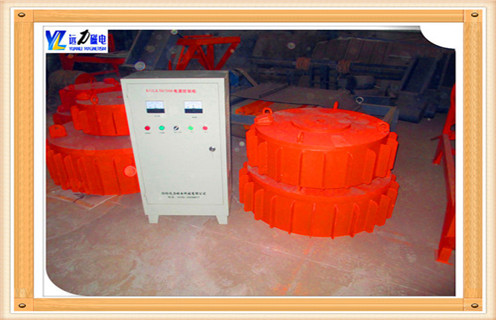 25000-30000高斯電磁除鐵器的發(fā)展方向  　　2.1.精細(xì)除鐵：由于原料在加工過(guò)程中難免混入一些細(xì)小鐵件,有時(shí)還混有少量鐵鈦質(zhì)礦物,要除去這部分較細(xì)的鐵雜質(zhì)就必須提高除鐵器的除鐵能力,向精細(xì)方向發(fā)展.  　　2.2.高磁場(chǎng).高梯度：應(yīng)用更好的材料,使除鐵器磁場(chǎng)強(qiáng)度達(dá)到最佳,梯度越來(lái)越大.  　　2.3.節(jié)能方面：電磁除鐵器是靠通電產(chǎn)生電流產(chǎn)生磁場(chǎng),在某些行業(yè)有不可替代的優(yōu)勢(shì)(如陶瓷廠),因此,節(jié)能降耗是電磁除鐵器的發(fā)展趨勢(shì).  　　2.4.控制自動(dòng)化：電磁除鐵器的控制系統(tǒng)常采用PLC控制,可提高可靠性.減少維護(hù)量,方便地與其他自動(dòng)控制系統(tǒng)聯(lián)網(wǎng).  　　2.5.開(kāi)發(fā)大功率電磁除鐵器：研制新型電磁除鐵器電源,電源好壞是決定除鐵器性能的因素之一.好的電源具有功率因數(shù)高.易于控制.成本低.節(jié)能和易于與其他智能設(shè)備連接等優(yōu)點(diǎn).