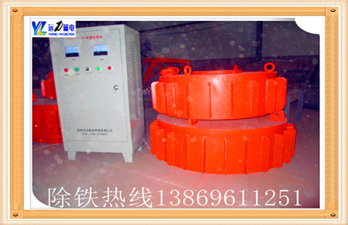 上海石灰廠專用除鐵器,石灰廠用 電磁除鐵器實(shí)質(zhì)上是一種直流電磁鐵,其勵(lì)磁線圈在通電過(guò)程中產(chǎn)生強(qiáng)磁場(chǎng),將非磁性物料中的鐵件吸起.電磁除鐵器是一種產(chǎn)生強(qiáng)大磁場(chǎng)吸引力的設(shè)備,它能將混雜在非磁性物料中的鐵磁性雜質(zhì)清除,以保證輸送系統(tǒng)中的破碎機(jī).研磨機(jī)等機(jī)械設(shè)備安全正常工作,同時(shí)可有效地防止因大.長(zhǎng)鐵件劃裂輸送機(jī)皮帶的事故發(fā)生.  　　1.上海石