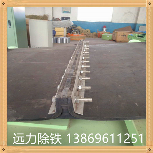 除鐵器專業(yè)皮帶生產(chǎn)廠家,濰坊遠力磁電是專業(yè)生產(chǎn)永磁自卸式除鐵器的廠家,其皮帶配件也是客戶經(jīng)常關心的,除鐵器皮帶是我們的常換性配件,下面我們就講下我們皮帶的參數(shù)及優(yōu)勢  　　接頭形式 結構及加工方法與普通輸送帶大致相同 除鐵器環(huán)形帶,其接頭不采用機械接頭,而是用加熱加壓的方法硫化成整體,故又稱為無接頭輸送帶.