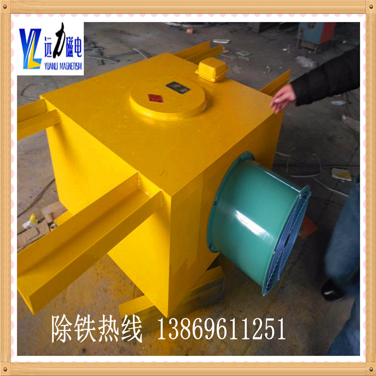 1.LTK系列風冷電磁除鐵器的工作過程如下：  　　LTK專用帶式除鐵器吊在皮帶輸送機上面,金屬探測儀安裝在除鐵器之前15M以外,無磁分料臺在除鐵器后面接住吸出的鐵件,自動電控整流柜連接除鐵器和金屬探測儀,當金屬探測儀探到來鐵信號時,將信號給到自動電控整流柜,整流柜適時啟動帶式除鐵器皮帶并精確啟動勵磁,當鐵件到達主磁極下時以瞬時極強勵磁將表面或深層的鐵件和磁性物料同時吸起,并馬上轉到保持勵磁狀態,不再繼續吸起物料,以使吸起的物料達到最少,減少帶出礦的量