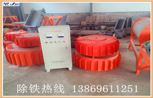 1.我們簡單介紹一下電磁除鐵器的維修事項(xiàng)：     維修主要事項(xiàng)：檢查連接件松緊情況。電線與端子相連時(shí)最好使用匹配的冷壓端頭，以保證接頭接觸良好。長期停止運(yùn)行的維護(hù)保養(yǎng)：長期停止運(yùn)行時(shí)，重新使用要注意所有法蘭、蓋、隔爆面是否符合要求，隔爆面要定期涂防銹油，內(nèi)外接地要良好。定期檢查設(shè)備絕緣電阻是否符合要求。  　　2.電磁除鐵器廠家的服務(wù)細(xì)節(jié)：  　　如果電磁除鐵器廠家對服務(wù)細(xì)節(jié)的漠不關(guān)心，意味著服務(wù)精神缺少，任何一個(gè)剛開始看起來并不重要的細(xì)節(jié)錯(cuò)失，都會(huì)讓消費(fèi)者懷疑或全盤否定我們的服務(wù)精神。服務(wù)型企業(yè)無時(shí)不重視細(xì)節(jié)，注意服務(wù)精神的宏揚(yáng)。面對WTO帶來的全球性的競爭，粗放式管理與經(jīng)營再也不能繼續(xù)進(jìn)行下去了。精細(xì)化時(shí)代的到來，迫使企業(yè)將競爭的焦點(diǎn)更多地從戰(zhàn)略轉(zhuǎn)向細(xì)節(jié)。因?yàn)榧?xì)節(jié)決定成敗。