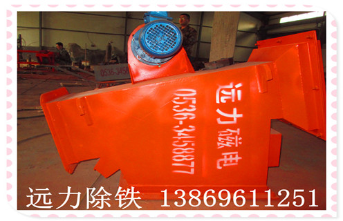 1.小型管道除鐵器概述: RCYB系列管道除鐵器結構簡單,使用方便,無需維護,運行可靠,成本低,磁選分離裝置好,由磁系統,外殼等組成,是環保,節能除鐵設備. 管道除鐵器主要用于各種帶式輸送機,懸掛在沖切端或中間帶上以達到鐵的目的.對于水泥工業,化工,煤炭,小礦山,建筑材料,木材加工,鑄砂加工等材料除鐵以外,并確保下道工序順利進行.