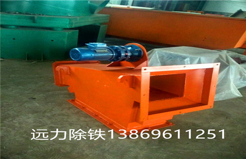 1.小型管道除鐵器概述: RCYB系列管道除鐵器結構簡單,使用方便,無需維護,運行可靠,成本低,磁選分離裝置好,由磁系統,外殼等組成,是環保,節能除鐵設備. 管道除鐵器主要用于各種帶式輸送機,懸掛在沖切端或中間帶上以達到鐵的目的.對于水泥工業,化工,煤炭,小礦山,建筑材料,木材加工,鑄砂加工等材料除鐵以外,并確保下道工序順利進行.