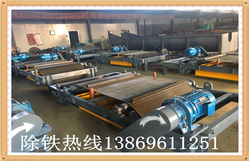 生產(chǎn)RCYD（C）-12永磁自卸式除鐵器帶式除鐵器強磁石料建材吸，濕式永磁自卸式除鐵器 ，濕式永磁自卸式除鐵器按照槽體的不同可分為順流式、逆流式、半逆流式三種。公司提供實驗室，實驗樣機可根據(jù)用戶的物料來自由定做設(shè)備，公司濕式永磁自卸式除鐵器經(jīng)常銷往設(shè)計院，具有 　　1.干式永磁自卸式除鐵器主要應(yīng)用  　　干式永磁自卸式除鐵器 廣泛應(yīng)用于，沙山，鐵礦，河沙中的鐵粉提取，是目前河沙提取鐵粉的最為理想的設(shè)備。 干式永磁自卸式除鐵器概述： 干式永磁自卸式除鐵器是我公司專為磁性礦而研制設(shè)計的一種新型干選磁選